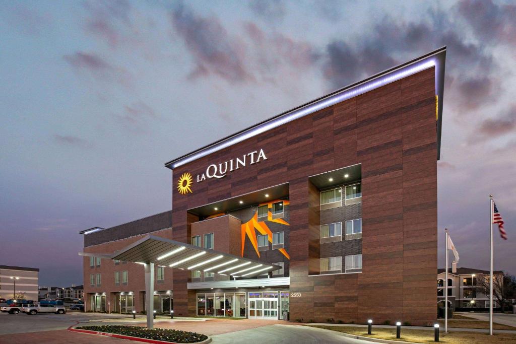 a building with a nunilla sign on the side of it at La Quinta Inn & Suites DFW West-Glade-Parks in Euless