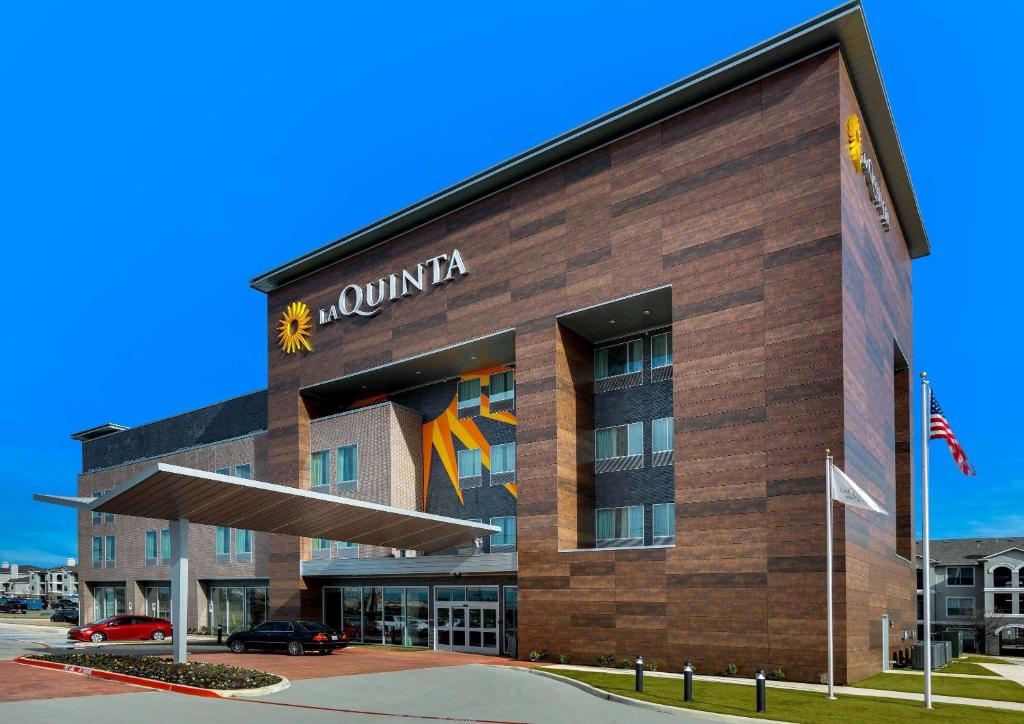 La Quinta Inn & Suites DFW West-Glade-Parks photo