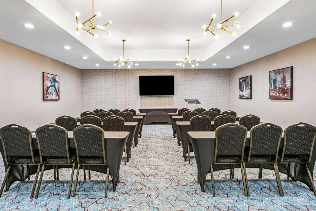La Quinta Inn & Suites DFW West-Glade-Parks photo