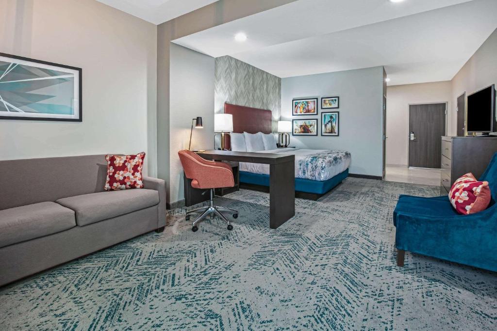 La Quinta Inn & Suites DFW West-Glade-Parks photo