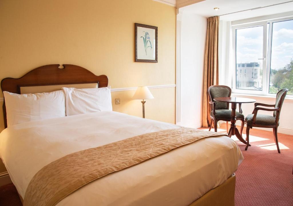 Habitación de hotel con cama, mesa y ventana en Brandon Hotel Conference & Leisure Centre en Tralee