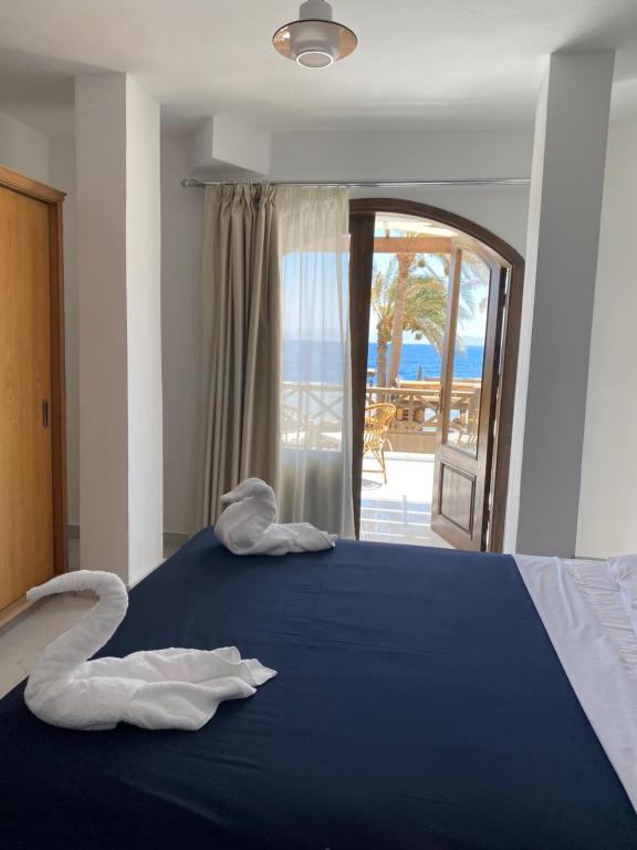 Postel nebo postele na pokoji v ubytování Penguin Village Dahab