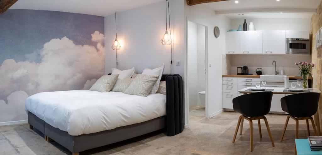 um quarto com uma cama grande e uma cozinha em Design & Cosy - Centre historique Ecusson em Montpellier