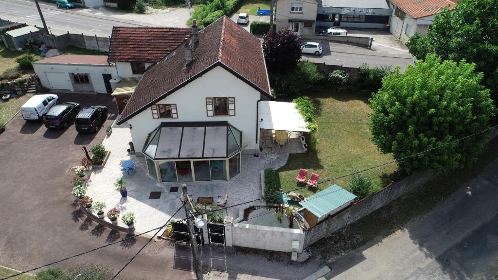 - une vue aérienne sur une maison blanche avec une cour dans l'établissement Au bon Vivant, à Dampierre-sur-Salon