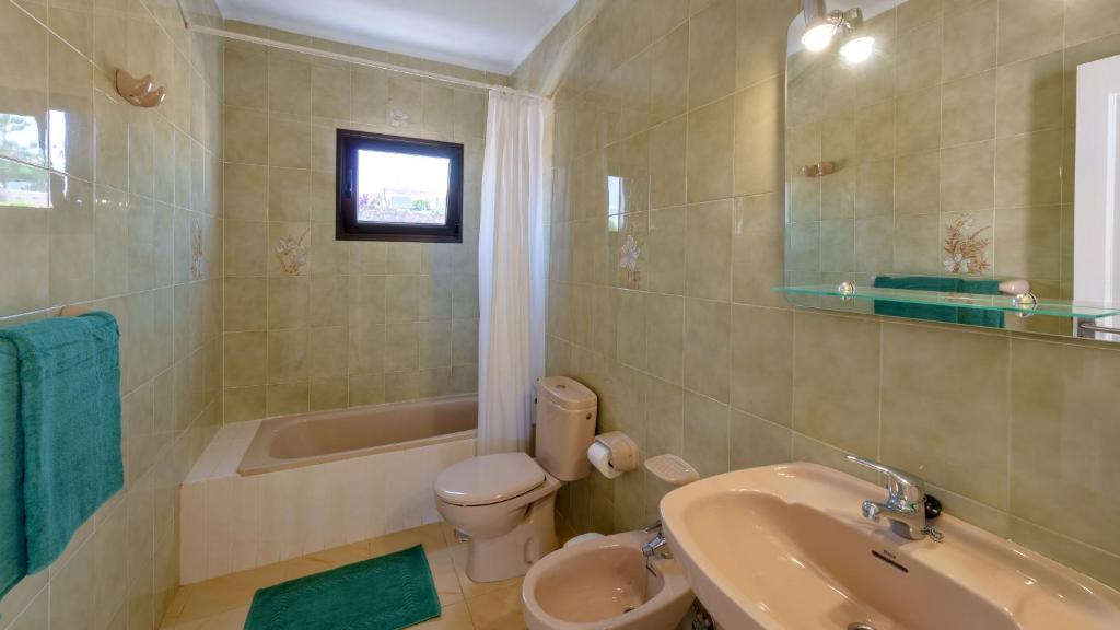 A bathroom at Reyes Natur