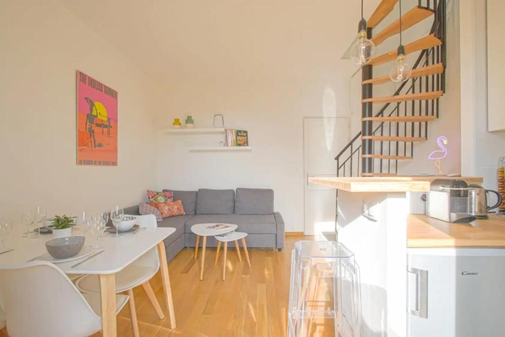 uma sala de estar com um sofá e uma mesa em Duplex with terrace nearby the beach of Cabourg Welkeys em Cabourg