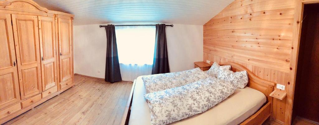 Llit o llits en una habitació de Ferienwohnung Zur Staffenbrugg