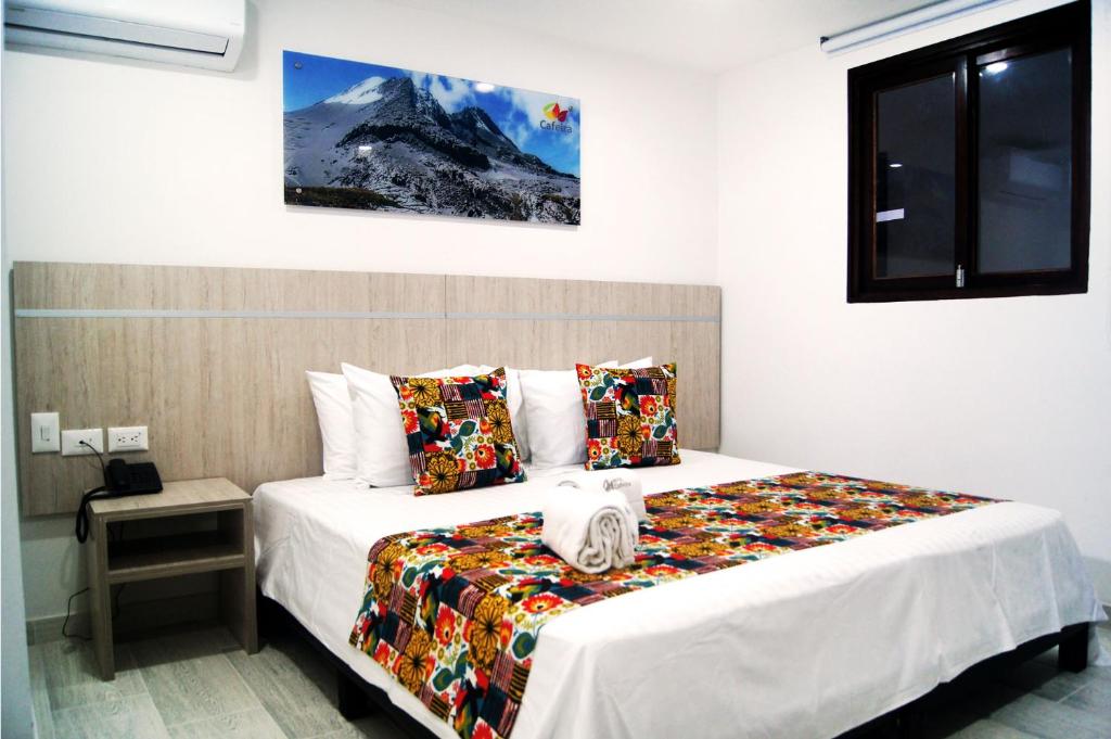 una camera con letto e montagna coperta di neve di Hotel Cafeira a Pereira