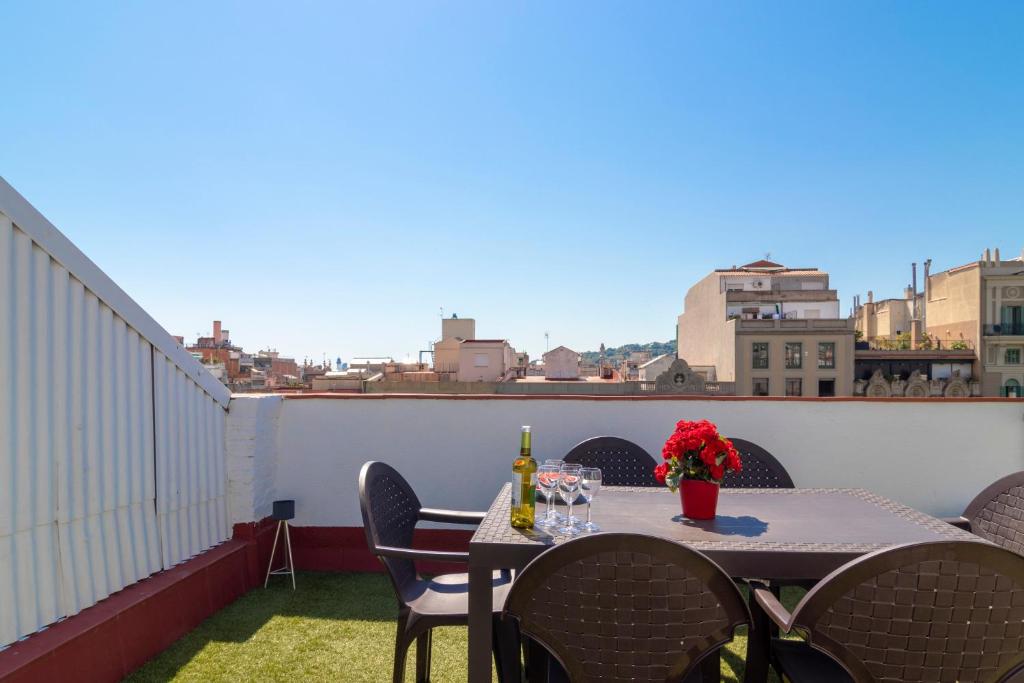 een tafel en stoelen op een balkon met uitzicht bij Stay U-nique Apartments Gran Via II in Barcelona