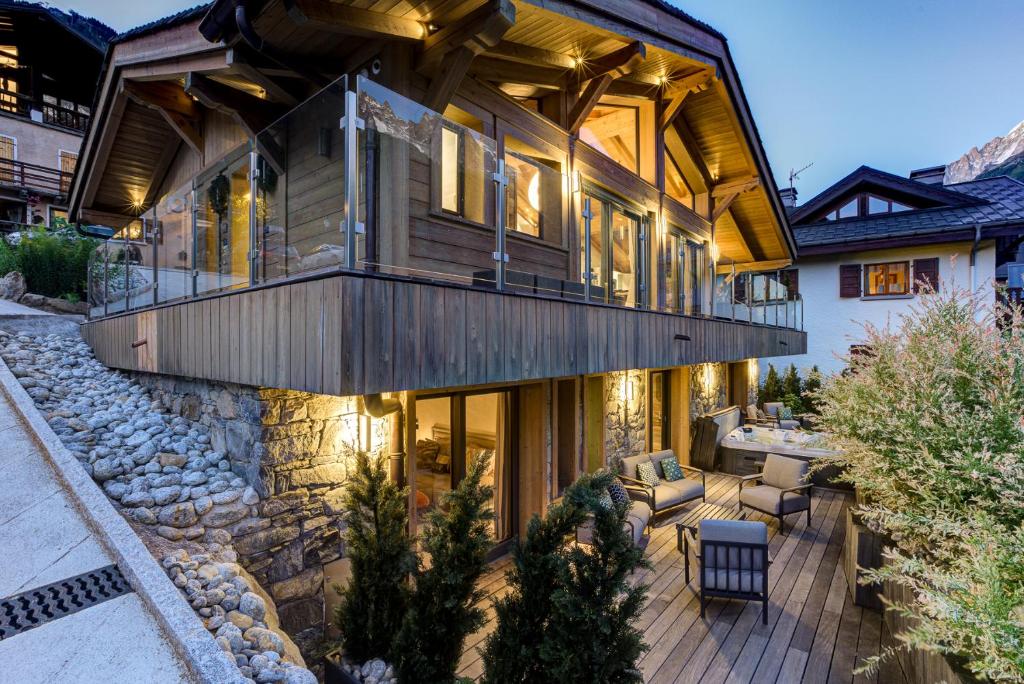 Casa de madera grande con terraza y patio en Peace and Love, en Chamonix-Mont-Blanc