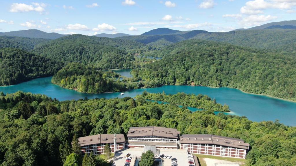 Luftblick auf ein Resort und einen See in der Unterkunft Hotel Jezero in Plitvička Jezera