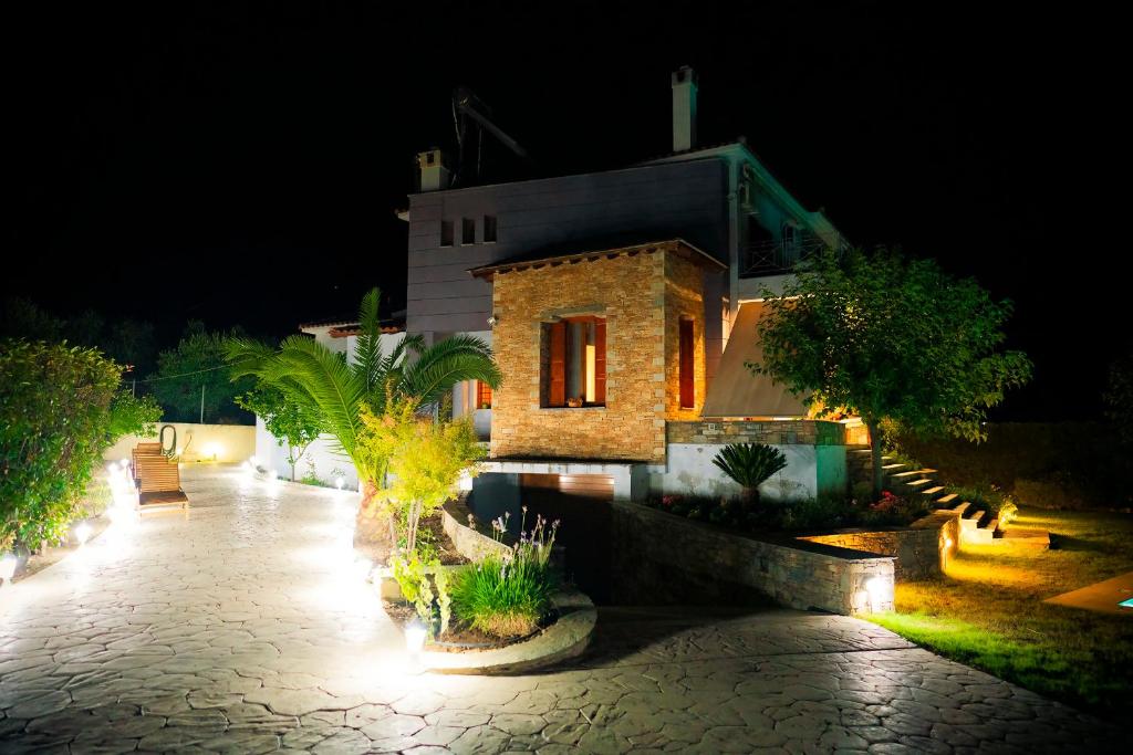 Vonkajšia záhrada v ubytovaní Chariklia's House with private pool