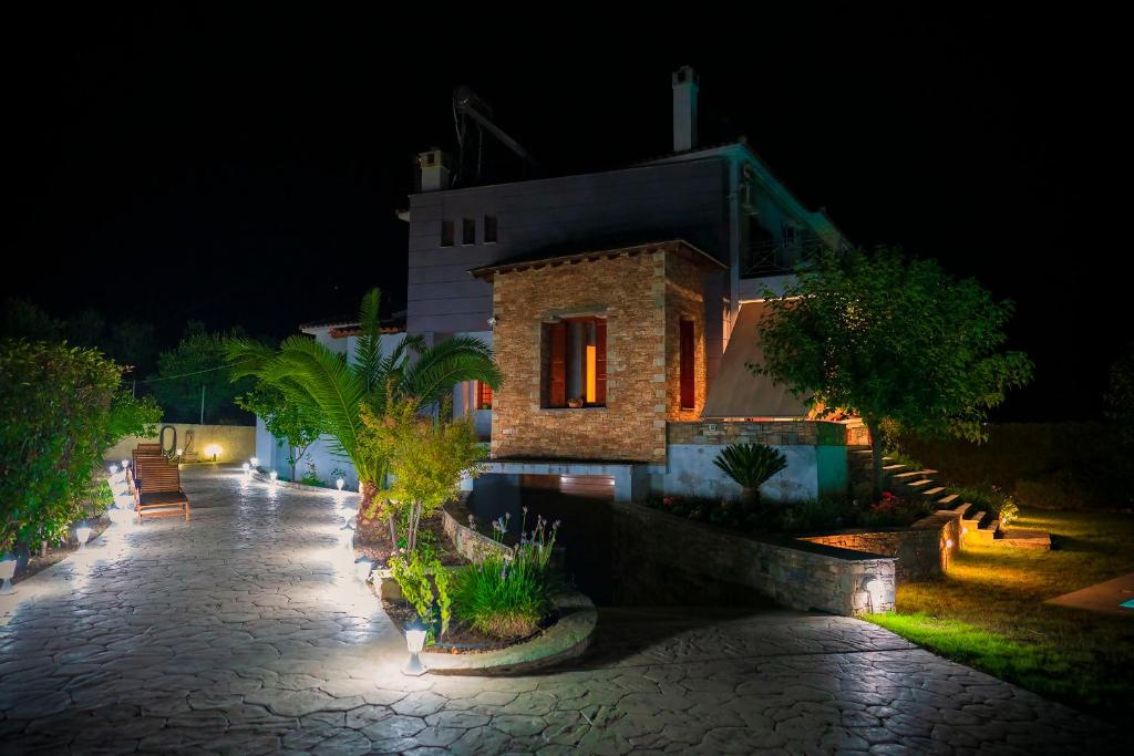 Vonkajšia záhrada v ubytovaní Chariklia's House with private pool