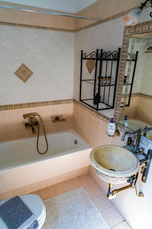 Kúpeľňa v ubytovaní Chariklia's House with private pool