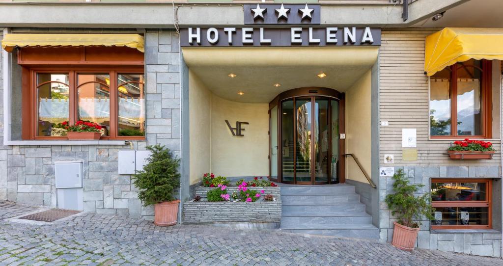 ein Hotel elena mit Treppen, die in ein Gebäude führen in der Unterkunft Hotel Elena in Saint Vincent