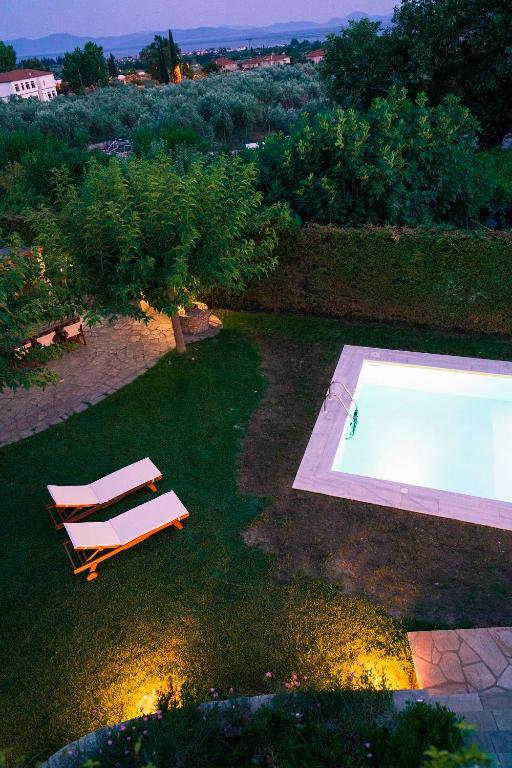 Bazén v ubytovaní Chariklia's House with private pool alebo v jeho blízkosti