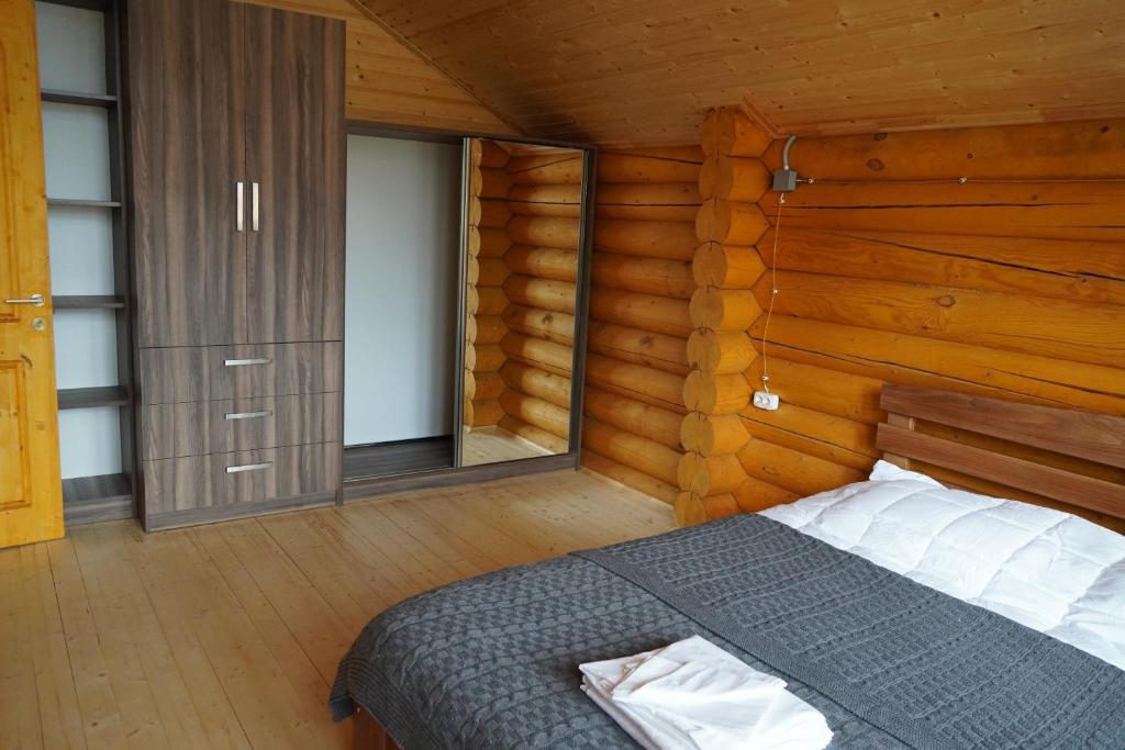 Postel nebo postele na pokoji v ubytování LOG HOUSE