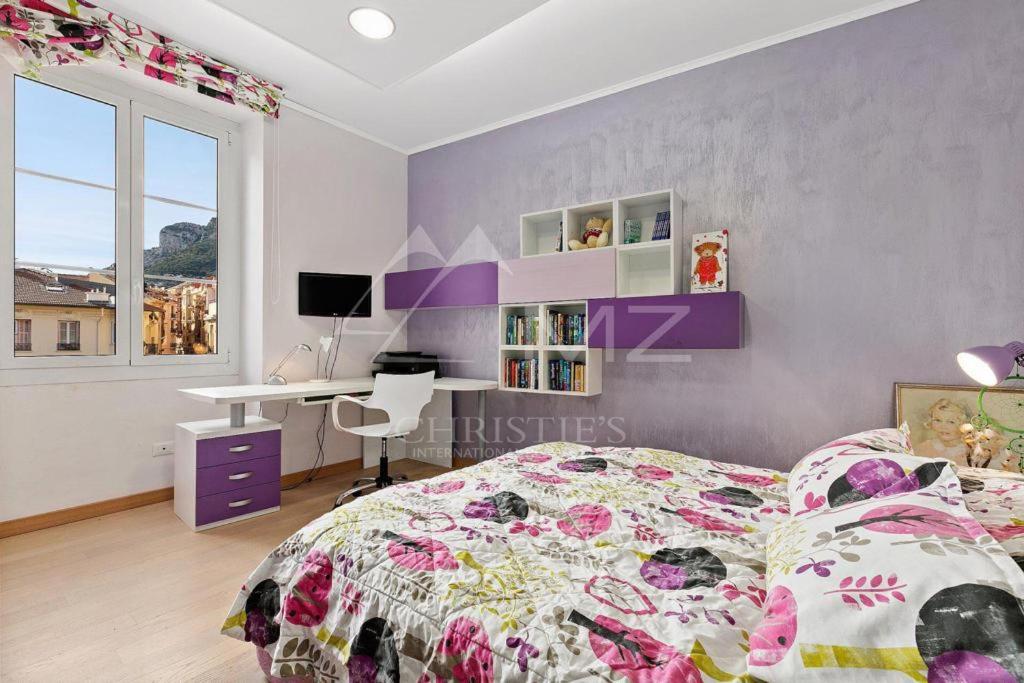 - une chambre avec un lit et un bureau dans l'établissement Апартаменты с видом на Казино Монтекарло и море, à Beausoleil