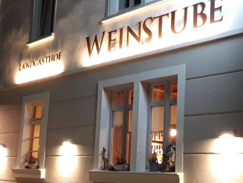 BräunlingenにあるGasthaus Weinstube Wehingerの建物脇の看板店