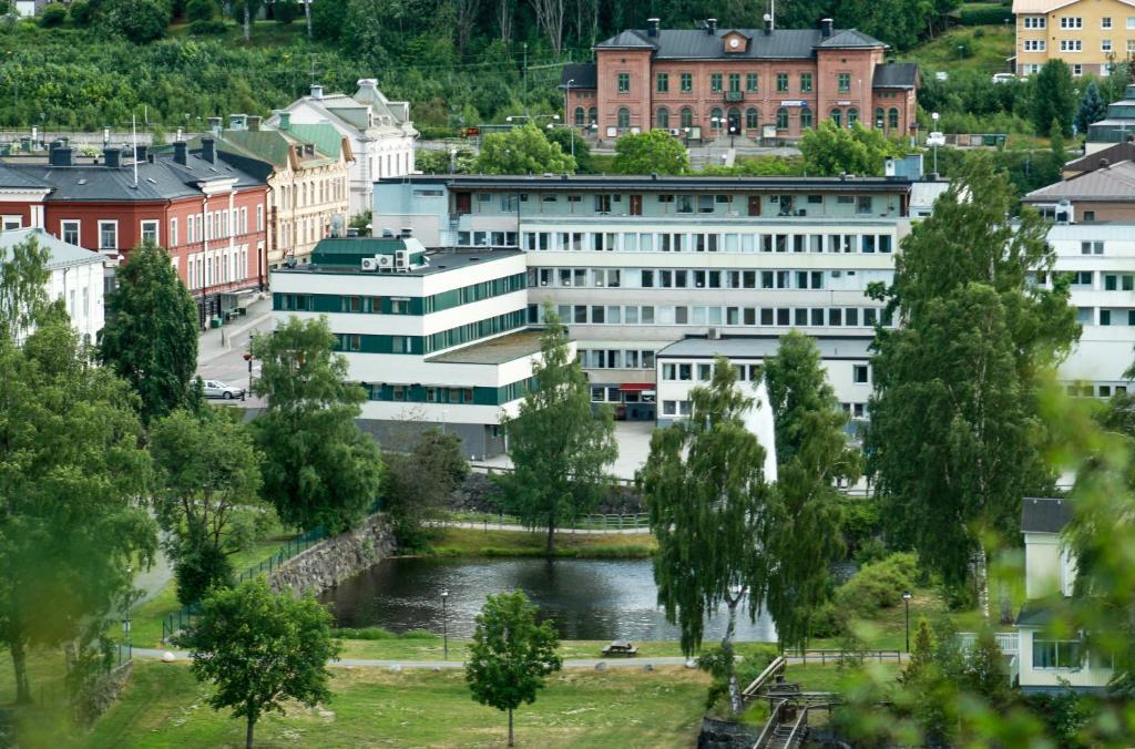 uma cidade com edifícios e um rio e árvores em Hotel Sollefteå em Sollefteå