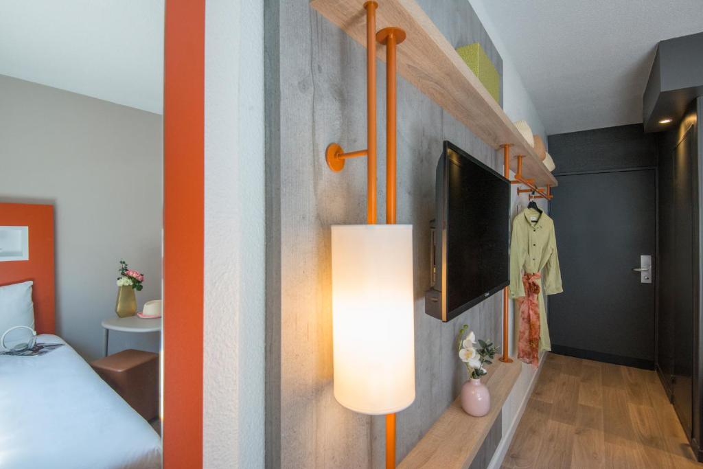 Postel nebo postele na pokoji v ubytování ibis budget Nice Californie Lenval