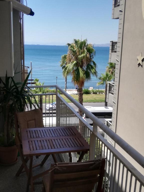 Athens Riviera apt with seaview, 15' to Acropolis - Hizvo