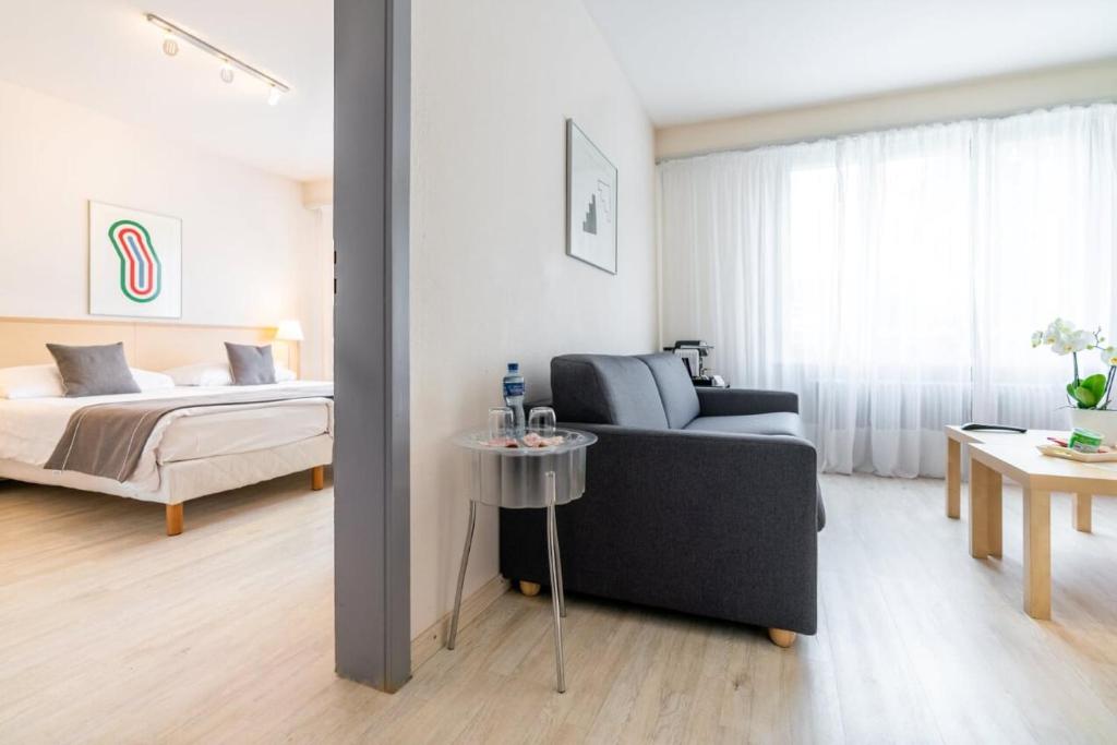 Postel nebo postele na pokoji v ubytování Hôtel Des Arts