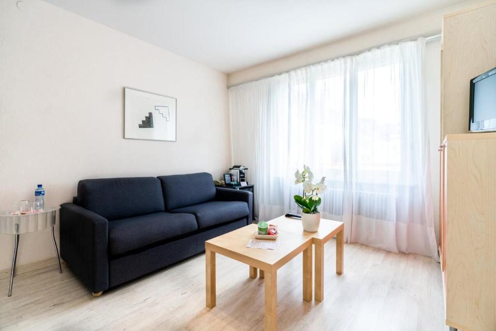 TV a/nebo společenská místnost v ubytování Hôtel Des Arts