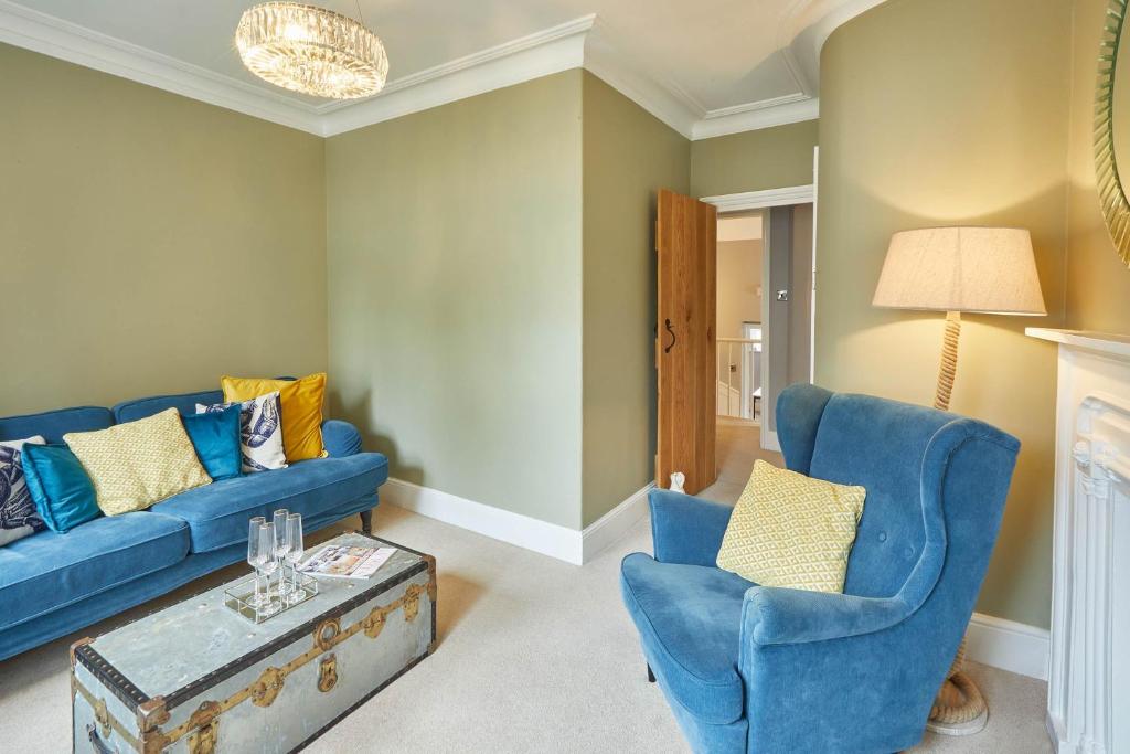 uma sala de estar com cadeiras azuis e um sofá azul em Host & Stay - Henderson House em Whitby