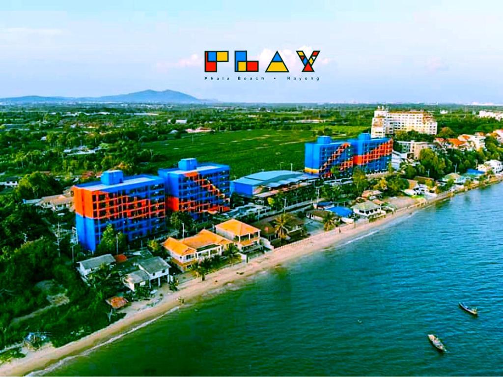 una vista aerea di un resort vicino all'acqua di Play Phala Beach Rayong a Ban Chang