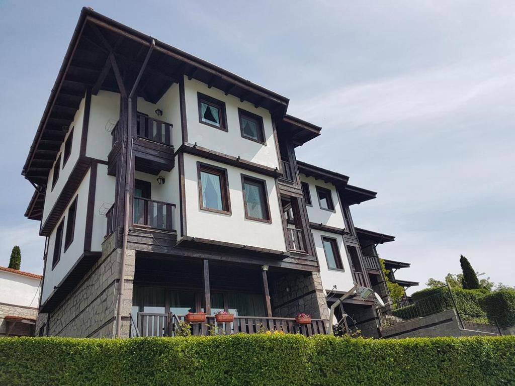 una casa grande con un blanco en Вили Болярка, en Kardzhali