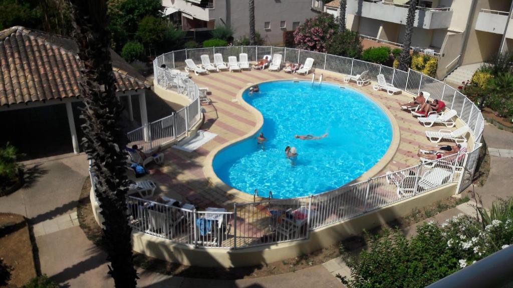een uitzicht over het zwembad van een resort bij Résidence mayflower in Le Grau-du-Roi