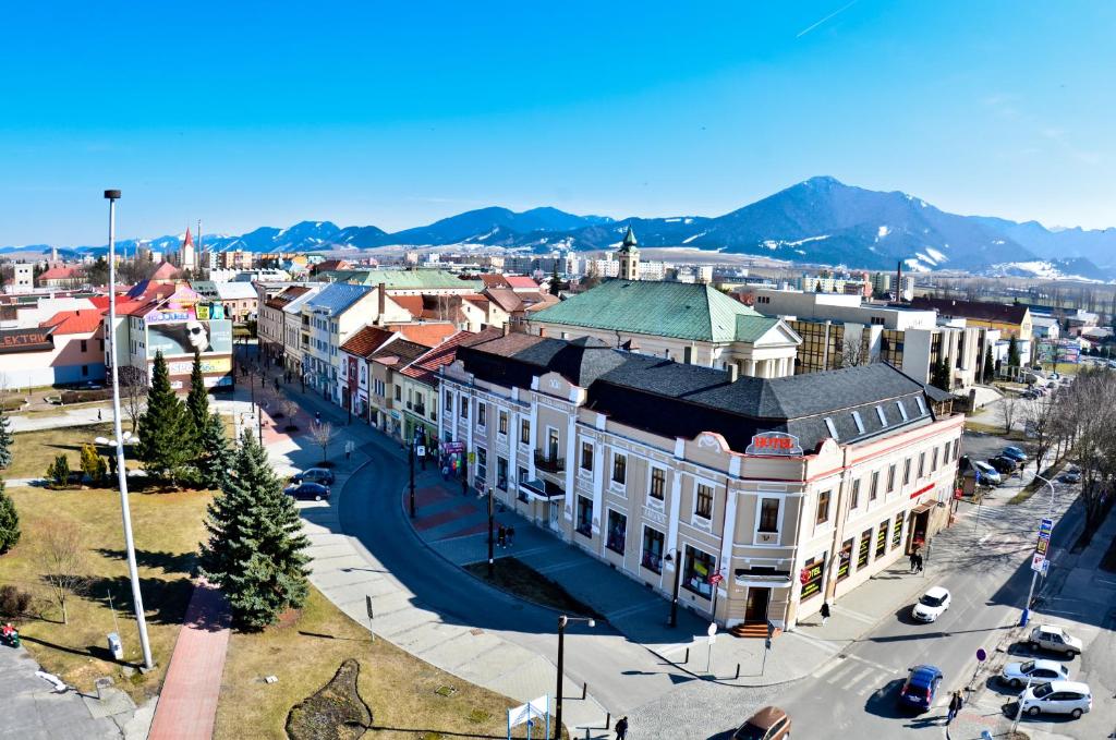 una vista aerea di una città con edifici di Hotel Europa a Liptovský Mikuláš