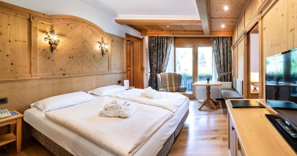 TV a/nebo společenská místnost v ubytování Alpen Hotel Corona