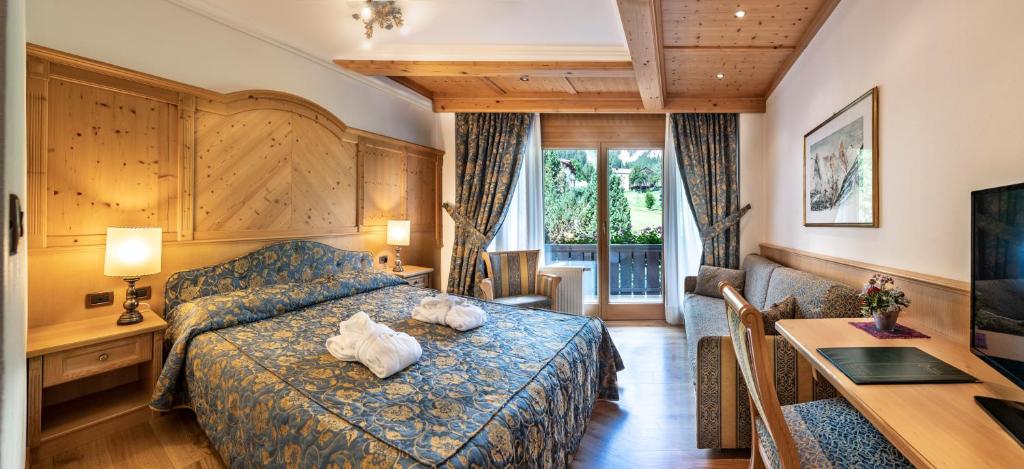 Postel nebo postele na pokoji v ubytování Alpen Hotel Corona