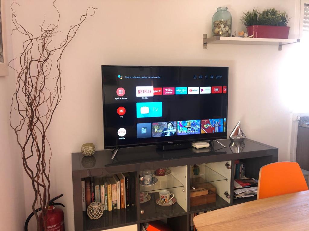 Televízia a/alebo spoločenská miestnosť v ubytovaní Aunt Antonia Beach House