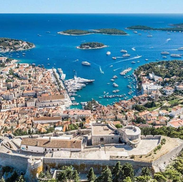 una vista aérea de un puerto con barcos en el agua en Apartments Luči, en Hvar