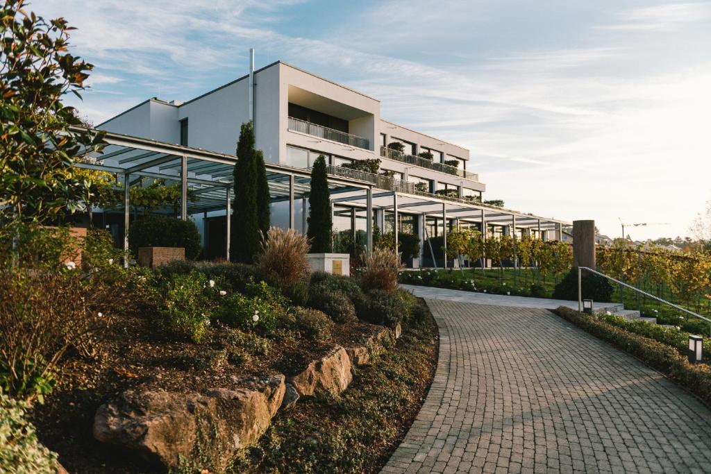 ein Gebäude mit einem Gehweg davor in der Unterkunft Heitlinger Hof in Tiefenbach