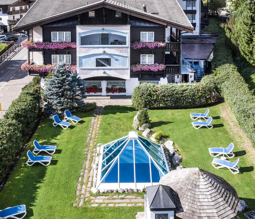 Bazén v ubytování Alpen Hotel Corona nebo v jeho okolí