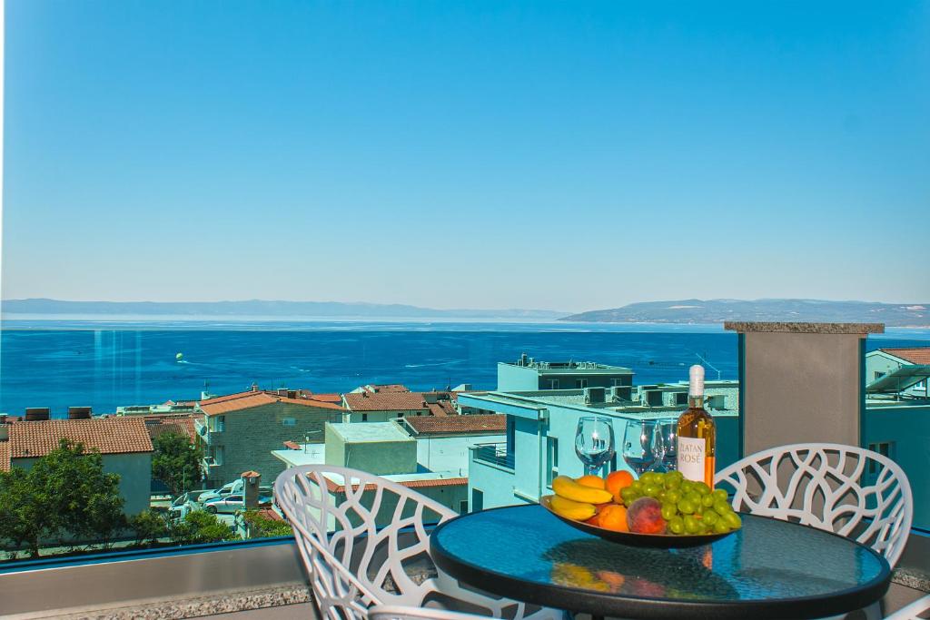 - un bol de fruits sur une table sur un balcon dans l'établissement Apartman Sunset, à Makarska