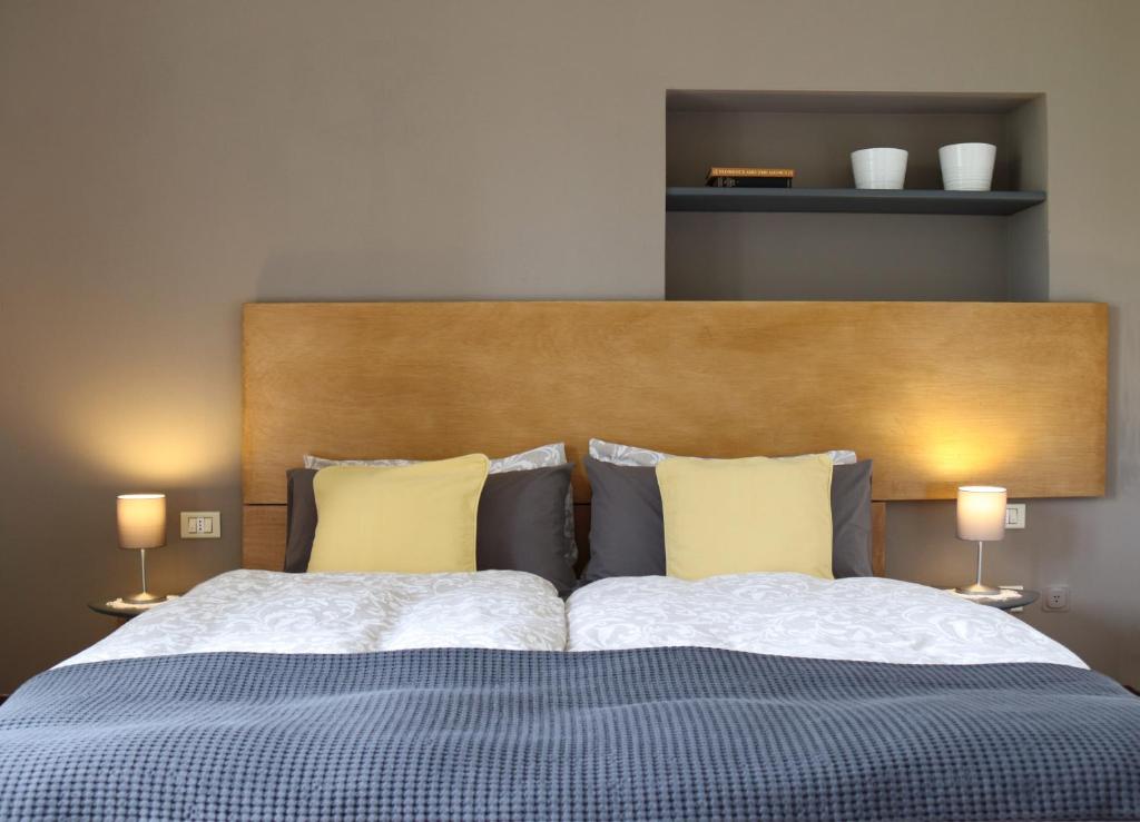 sypialnia z dużym łóżkiem z 2 lampami w obiekcie Casa San Giacomo 2 w mieście Riva del Garda
