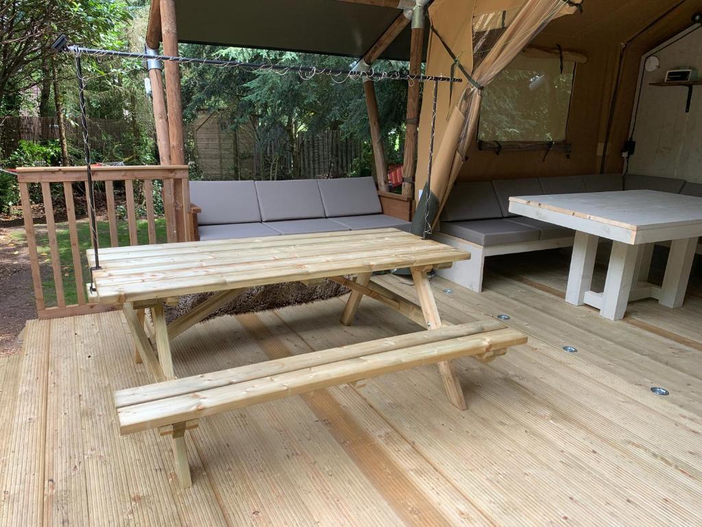 Balkón nebo terasa v ubytování Glamping Wolfskuilen
