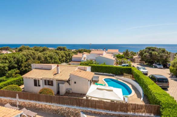 una vista aérea de una casa con piscina en VILLA BINI - VICTORIA, en Binibeca