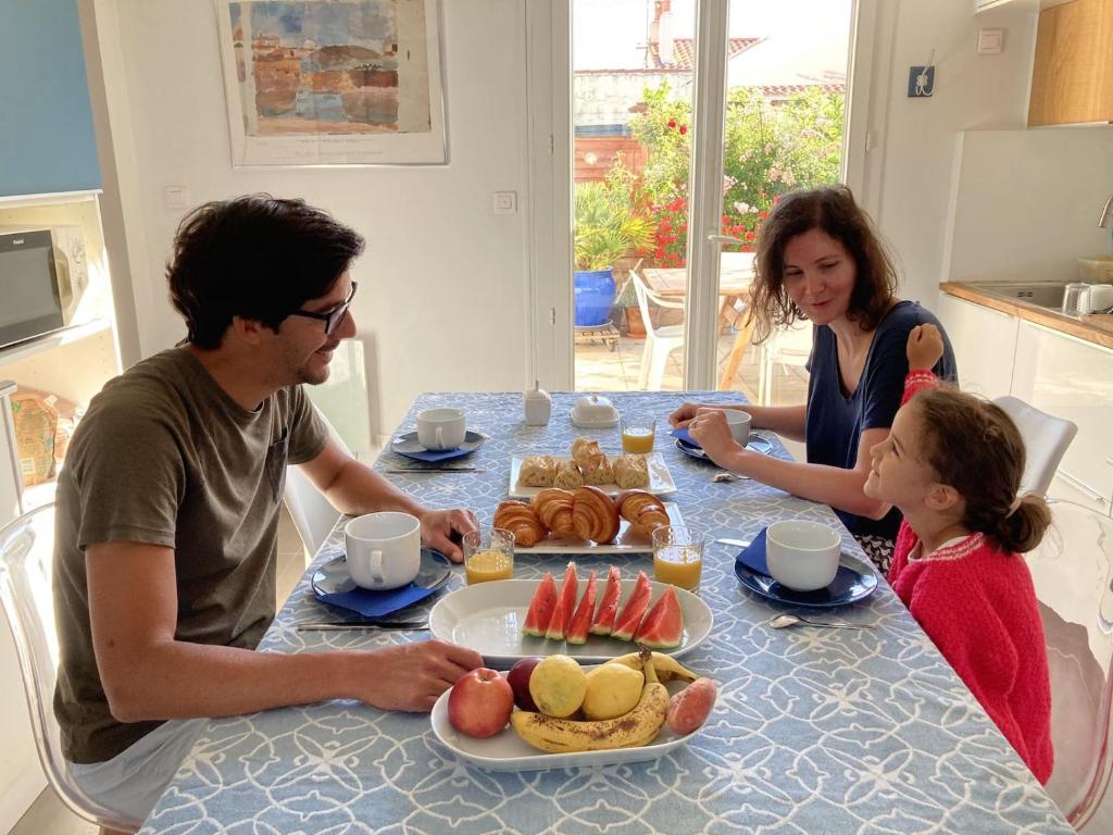 萊薩布勒－多洛訥的住宿－Les portes du soleil，坐在餐桌上吃一盘食物的男人和女人