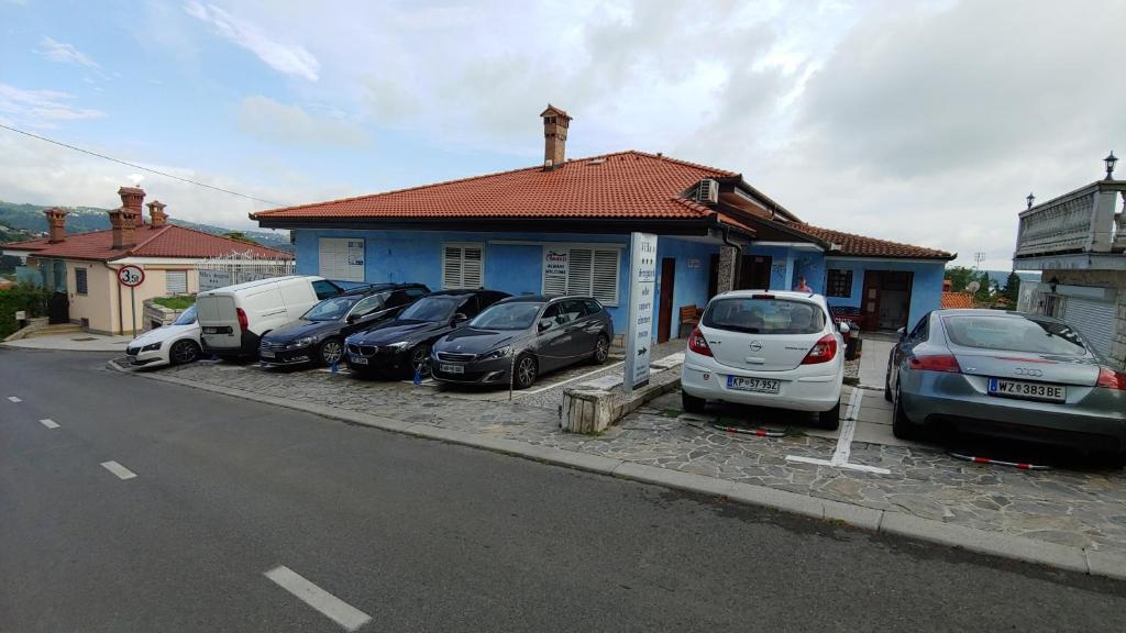 Villa Senegačnik في بوروتوروج: مجموعة من السيارات تقف أمام المنزل