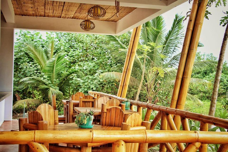 Balkón nebo terasa v ubytování Seaside Garden Ecolodge Mompiche