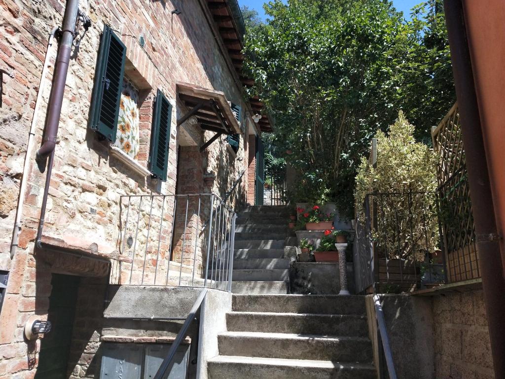 um conjunto de escadas que levam a um edifício em Central Lovely House em Montepulciano