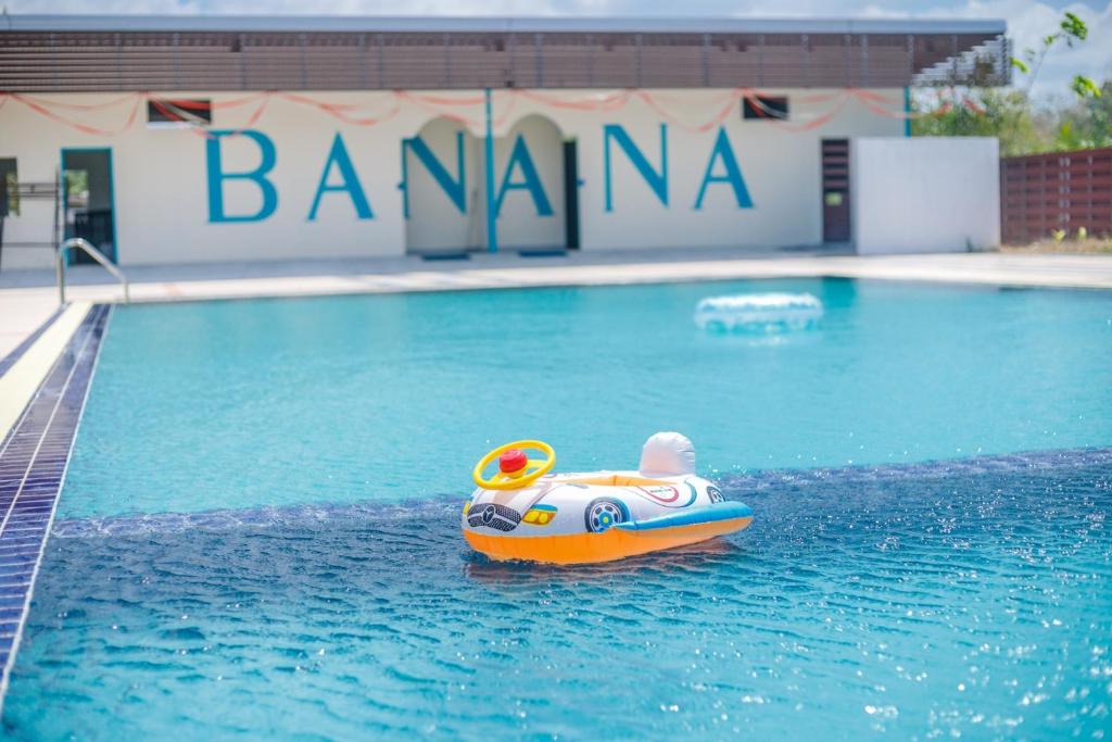 Sundlaugin á Banana Resort Sadao eða í nágrenninu