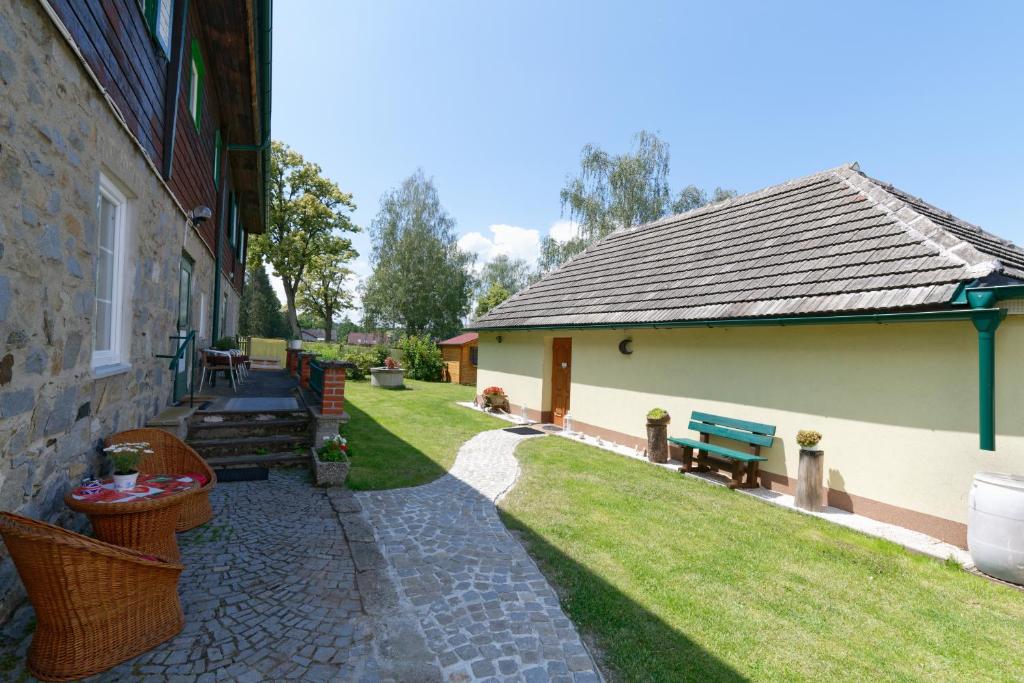Fotografia z galérie ubytovania Idylisches Ferienhaus komplett im Grünen mit direkter Anbindung an den Thayatalradweg v destinácii Vestennötting