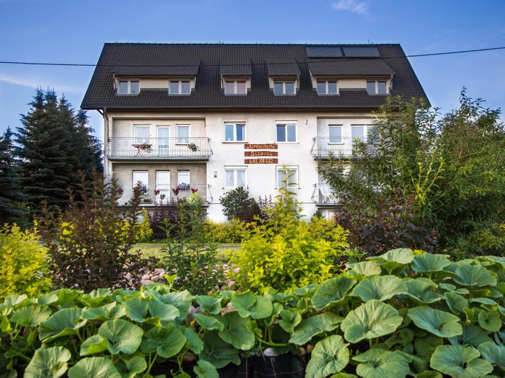 une maison avec un jardin en face dans l'établissement Agroturystyka Sikorki, à Lubomierz